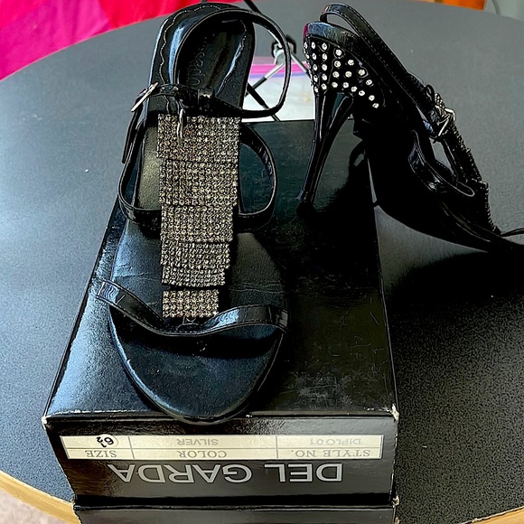 Women heals - Picture 1 of 2